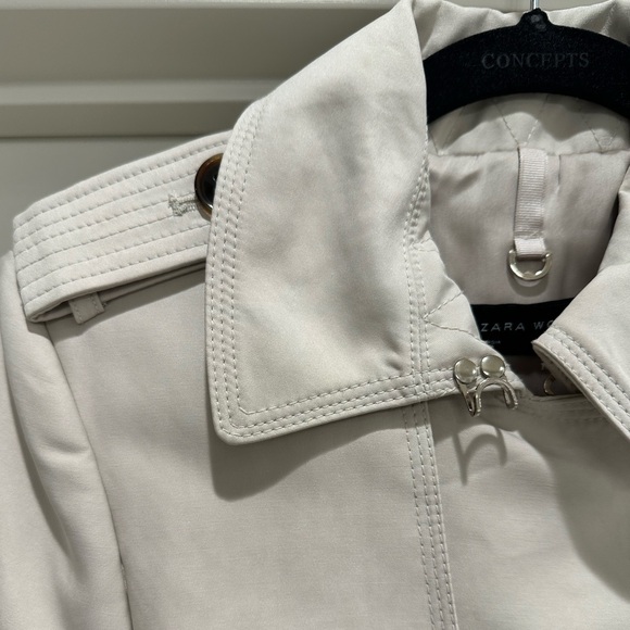 Zara double breasted trench coat. Size XS. Beige and gold hardware detailing. - Picture 4 of 15